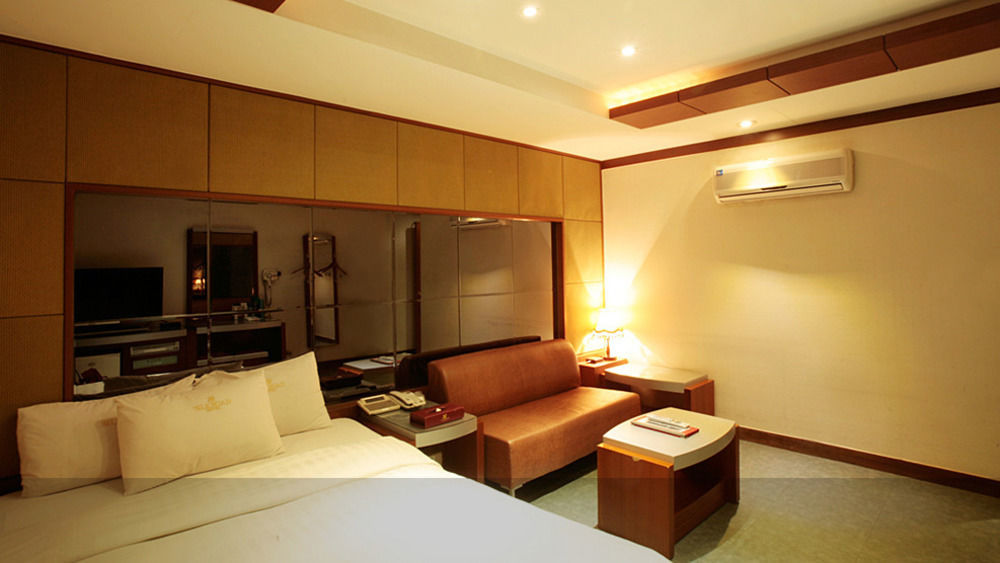 Reborn Suwon Silkroad Hotel Exterior foto